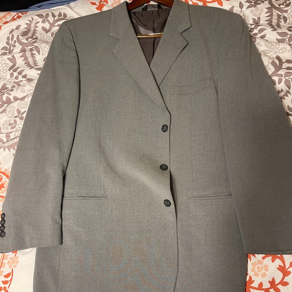 Men’s Suit. Jos Bank Clothiers. Great Condition.